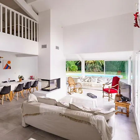 Maison Familiale Piscine 펜션 캄보레방